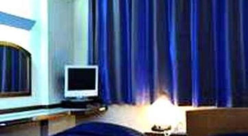Business Hotel *